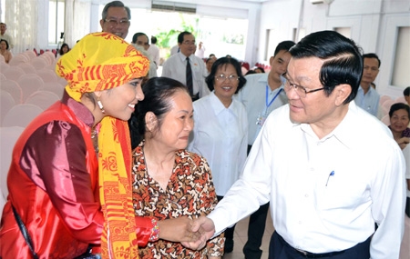 Staatspräsident Truong Tan Sang trifft Wähler in Ho Chi Minh Stadt